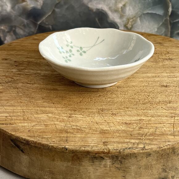 Art Pottery White Ceramic Trinket Dish 5.5" Green Four Leaf Clovers Speckle - Picture 2 of 9